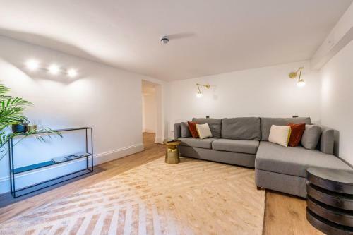 Spacious Designer Apartment Close To The River Dee