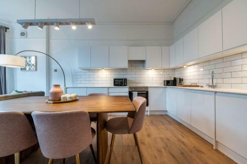 Spacious Designer Apartment Close To The River Dee