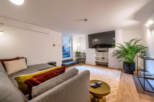 Spacious Designer Apartment Close To The River Dee