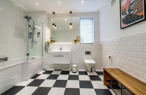Spacious Designer Apartment Close To The River Dee