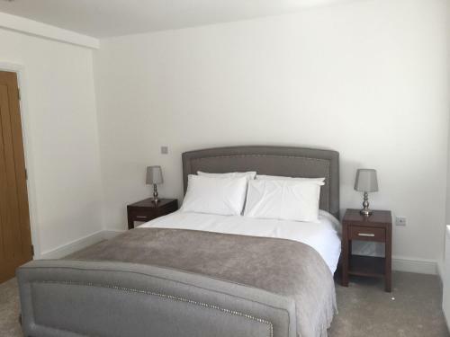 Luxurious 1 Bed Serviced Apartment Cobham