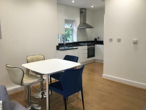 Luxurious 1 Bed Serviced Apartment Cobham