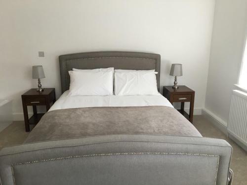 Luxurious 1 Bed Serviced Apartment Cobham