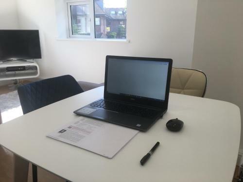 Luxurious 1 Bed Serviced Apartment Cobham