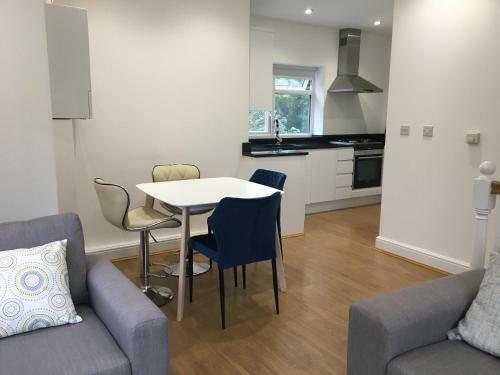 Luxurious 1 Bed Serviced Apartment Cobham