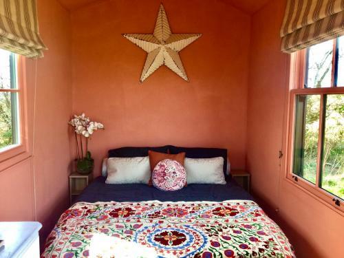 The Oaks Glamping - Pips Cabin