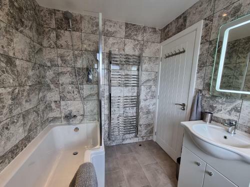 Excellentstays - Crown Meadow - 4 Bedroom House