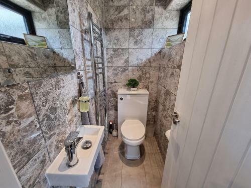 Excellentstays - Crown Meadow - 4 Bedroom House