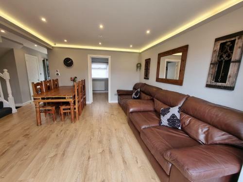 Excellentstays - Crown Meadow - 4 Bedroom House