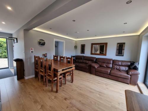 Excellentstays - Crown Meadow - 4 Bedroom House
