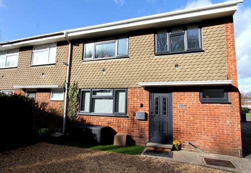 Excellentstays - Crown Meadow - 4 Bedroom House