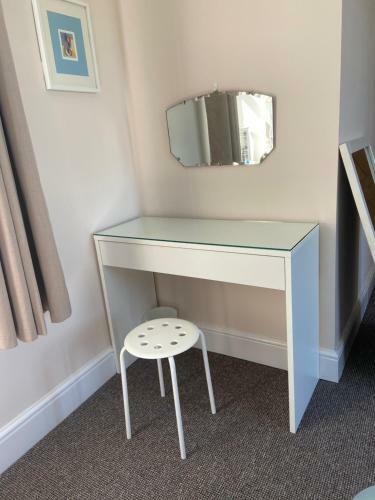 Bed & Breakfast Homewood Airbnb, Combe Martin, Devon - 300m To The Beach!