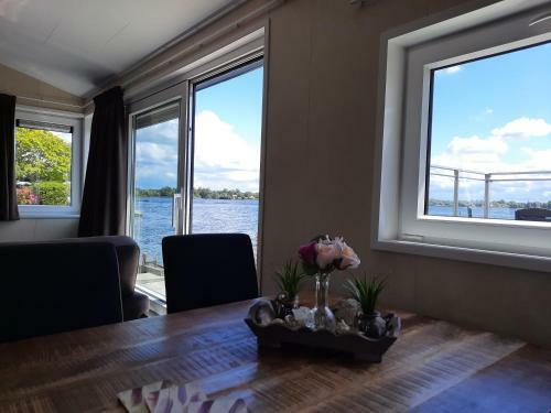 't Stekkie Woonboot Vinkeveense Plassen