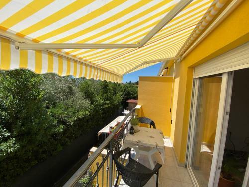 Spacious Apartment 100 M From Sea In Kastel Luksic With Balcony