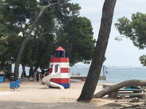 Spacious Apartment 100 M From Sea In Kastel Luksic With Balcony