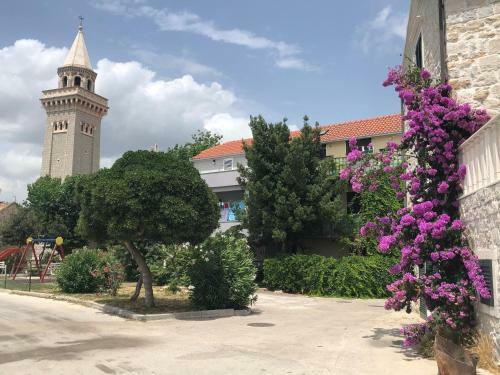 Spacious Apartment 100 M From Sea In Kastel Luksic With Balcony