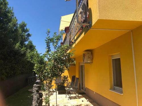 Spacious Apartment 100 M From Sea In Kastel Luksic With Balcony