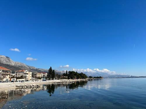 Spacious Apartment 100 M From Sea In Kastel Luksic With Balcony