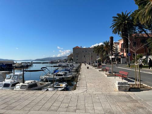 Spacious Apartment 100 M From Sea In Kastel Luksic With Balcony