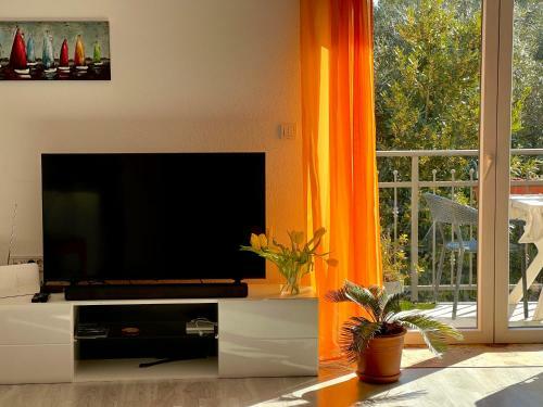 Spacious Apartment 100 M From Sea In Kastel Luksic With Balcony