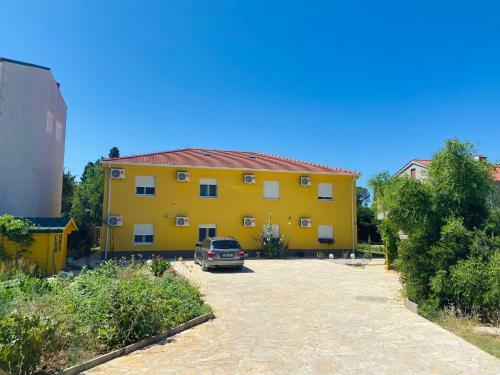Spacious Apartment 100 M From Sea In Kastel Luksic With Balcony