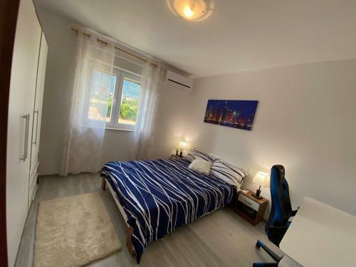 Spacious Apartment 100 M From Sea In Kastel Luksic With Balcony