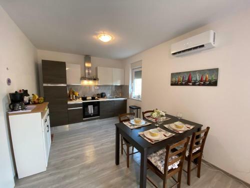 Spacious Apartment 100 M From Sea In Kastel Luksic With Balcony