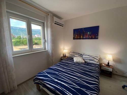 Spacious Apartment 100 M From Sea In Kastel Luksic With Balcony