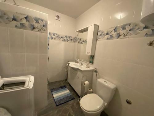 Spacious Apartment 100 M From Sea In Kastel Luksic With Balcony