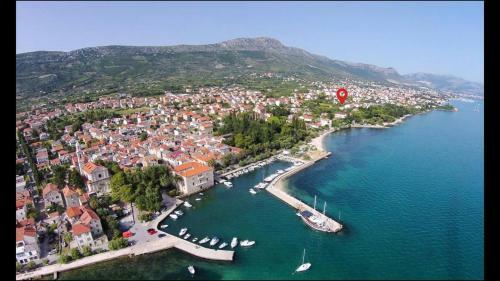 Spacious Apartment 100 M From Sea In Kastel Luksic With Balcony