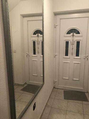 Spacious Apartment 100 M From Sea In Kastel Luksic With Balcony