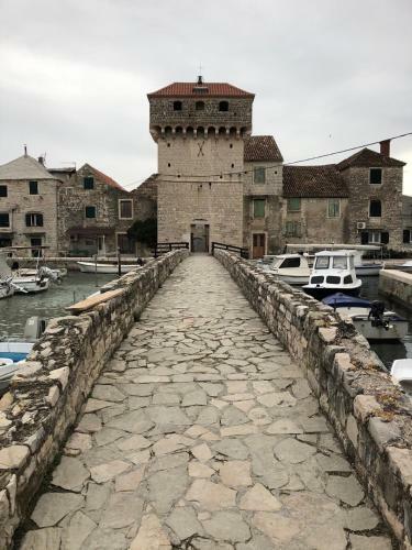 Spacious Apartment 100 M From Sea In Kastel Luksic With Balcony