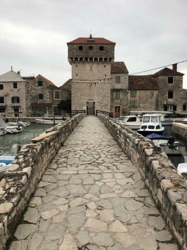 Spacious Apartment 100 M From The Sea In Kastel Luksic