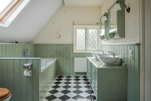 Beautiful English Villa With Hottub