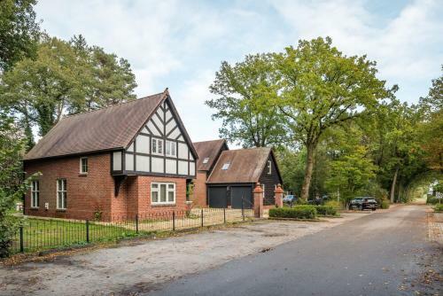 Beautiful English Villa With Hottub