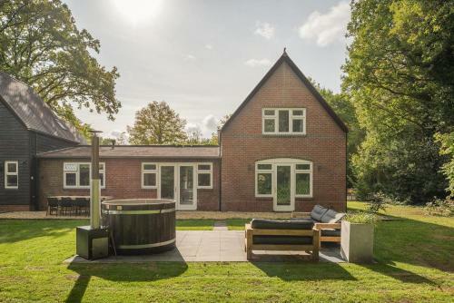 Beautiful English Villa With Hottub