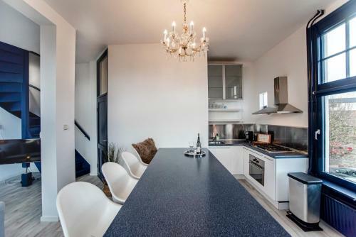 Shell Square Apartment