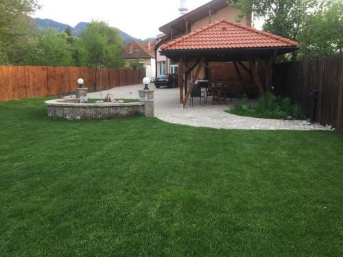 Hostal Budux Delux Vila
