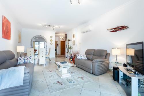 Great 2 Bedroom Apartment With Communal Pool