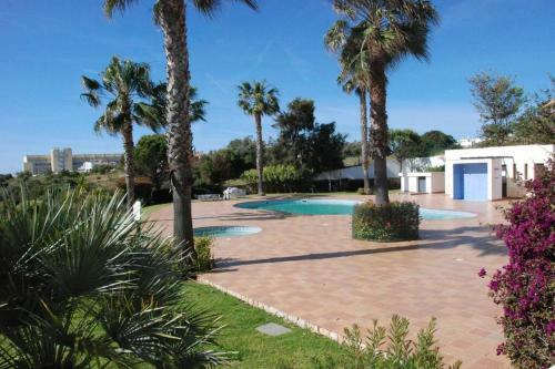 Great 2 Bedroom Apartment With Communal Pool