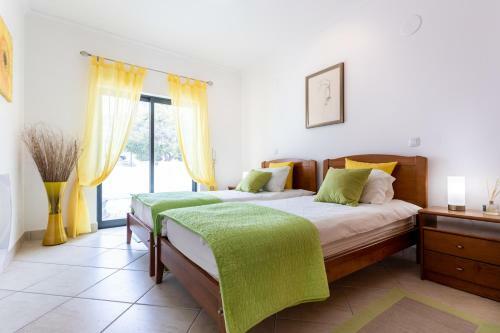 Great 2 Bedroom Apartment With Communal Pool