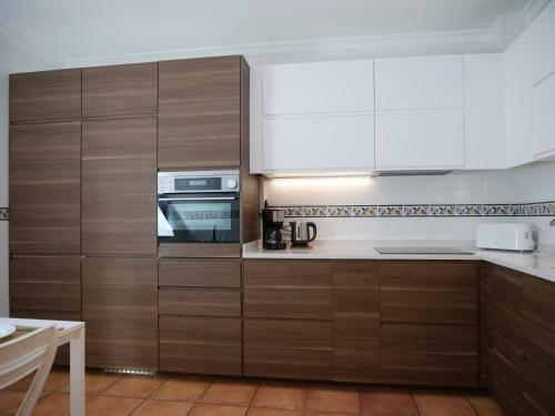 Spacious Apartment Near Porto de Mos Beach, Lagos.