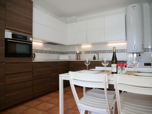 Spacious Apartment Near Porto de Mos Beach, Lagos.