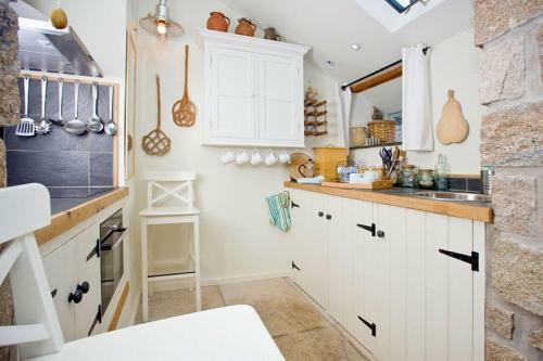 Basking Shark, Studio Cottage With Superb Sea Views By Beach