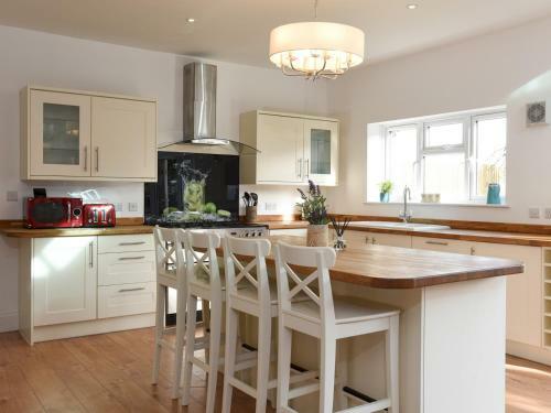 Pass The Keys Huge 4bed - Sleeps 8 - Great Access To South Coast