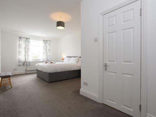 Pass The Keys Huge 4bed - Sleeps 8 - Great Access To South Coast