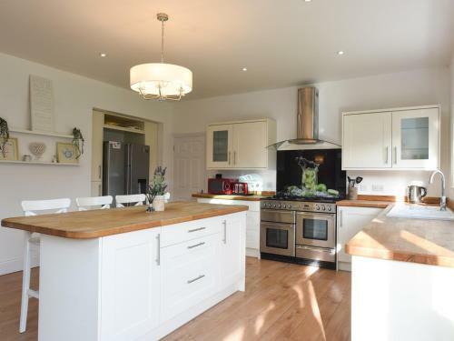 Pass The Keys Huge 4bed - Sleeps 8 - Great Access To South Coast