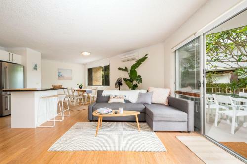 Sunny Beachside Apartment / Mermaid Beach