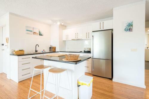 Sunny Beachside Apartment / Mermaid Beach