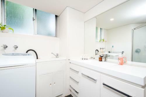 Sunny Beachside Apartment / Mermaid Beach
